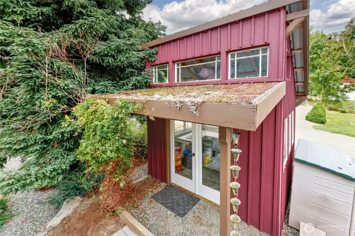 bit of extra space for the hobbies you’ve been meaning to start—this utility building works just as well for gear as it does for a greenhouse.