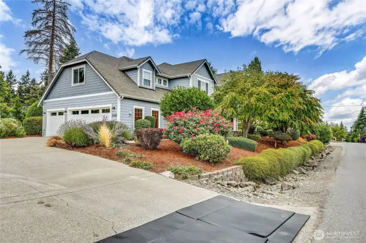 Just a short stroll from Manchester’s local beach and public boat launch—the benefits of coastal living without the high maintenance.