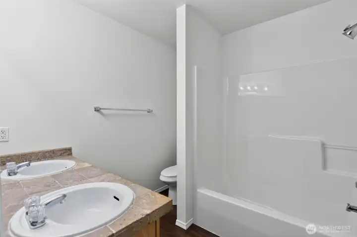 Upstairs Full Bathroom