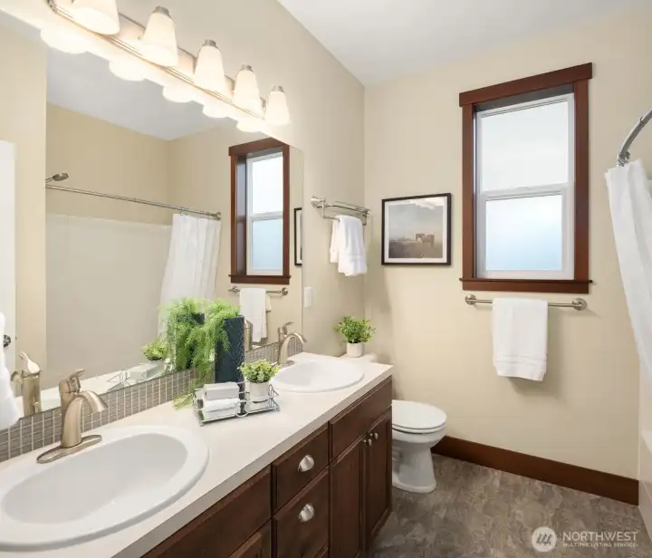 Full bath between bedrooms