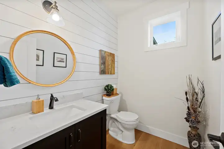 Powder bath off of the entry.