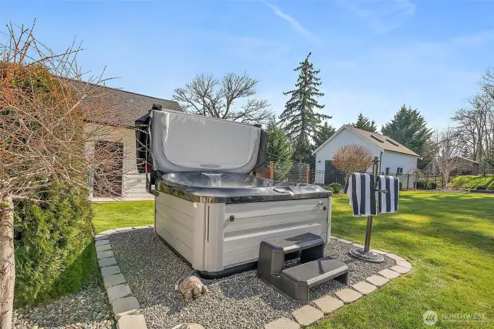 Brand new hot tub and cover. How are you ever going to leave this place?