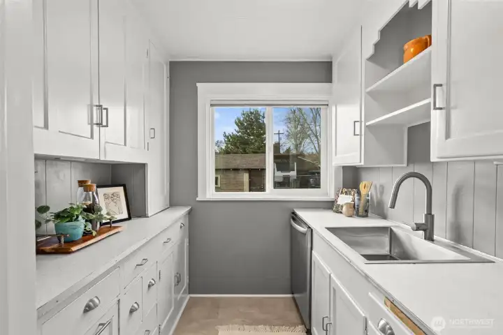 Who needs a giant kitchen when simple living is the goal? This classically modern space is thoughtfully designed with everything you need, nothing you don’t, and just the right balance of charm and function.