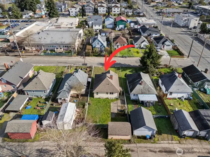 Just look at that backyard! Open, sunny, and simply awesome, it’s the kind of space that instantly makes you start daydreaming about how you’ll enjoy it.
