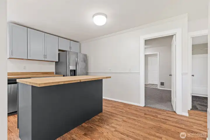 Kitchen w/ Eating Island