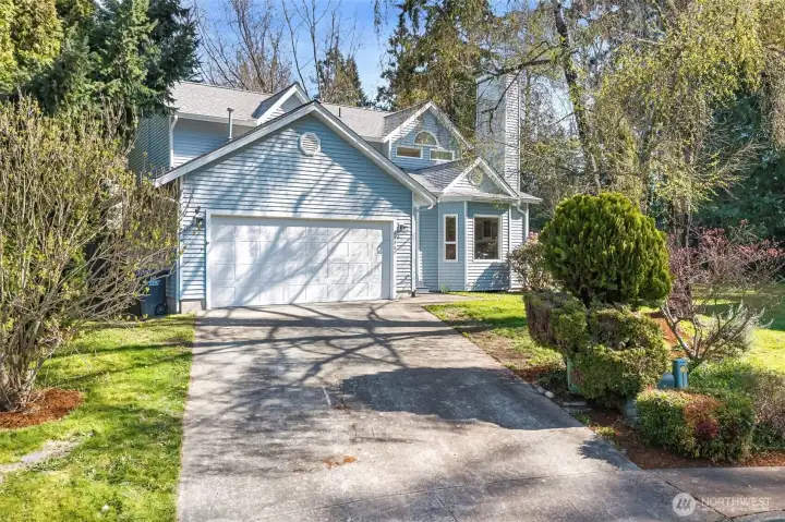 Double car garage off of the cul-de-sac