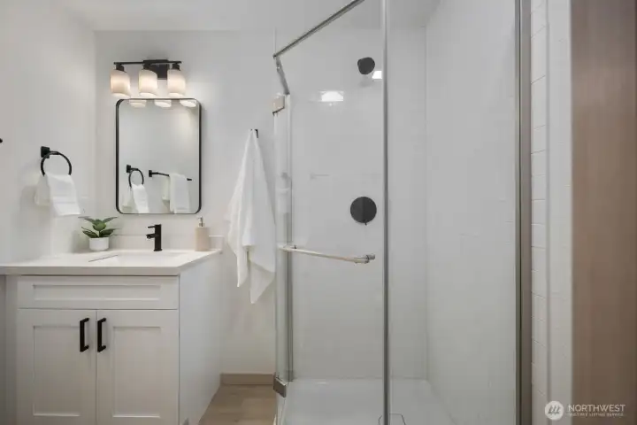 full bathroom off primary bedroom
