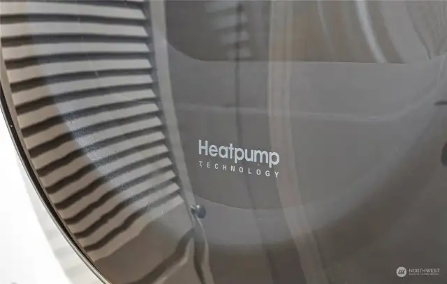 Laundry w/ heatpump dryer