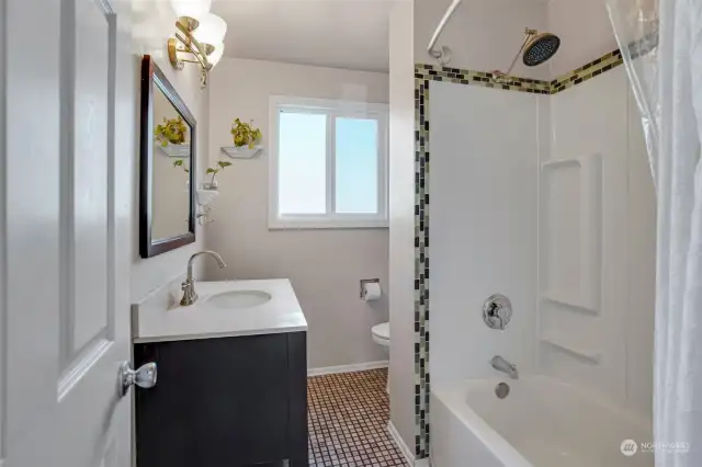 Beautifully updated full main bath with handsome fixtures.