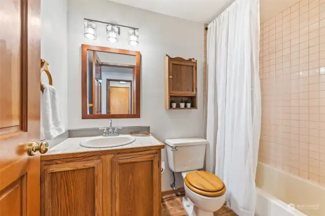 Main floor full bath with tiled tub / shower