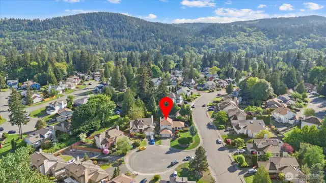 Steps away to parks, schools, shopping, freeways, Seattle & Bellevue.