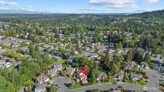 Steps away to parks, schools, shopping, freeways, Seattle & Bellevue.