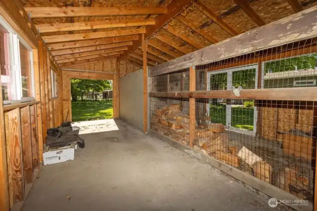 Pass Through stable & hay storage space