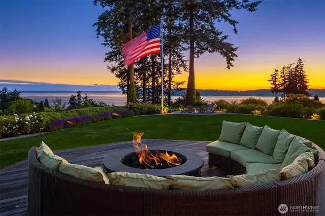 Gas fed fire pit