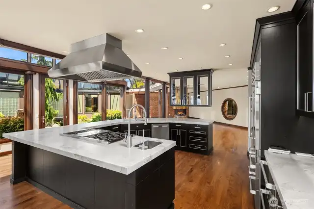 Kitchen has everything you need for entertaining the masses or quiet dinner for 1