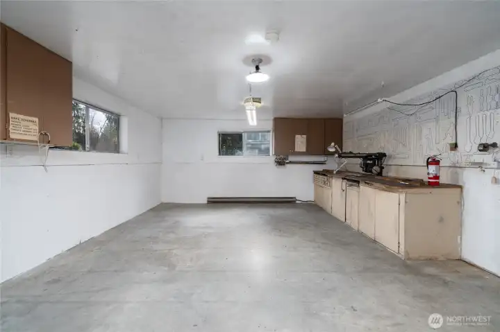 Large workshop space! Perfect hobby room