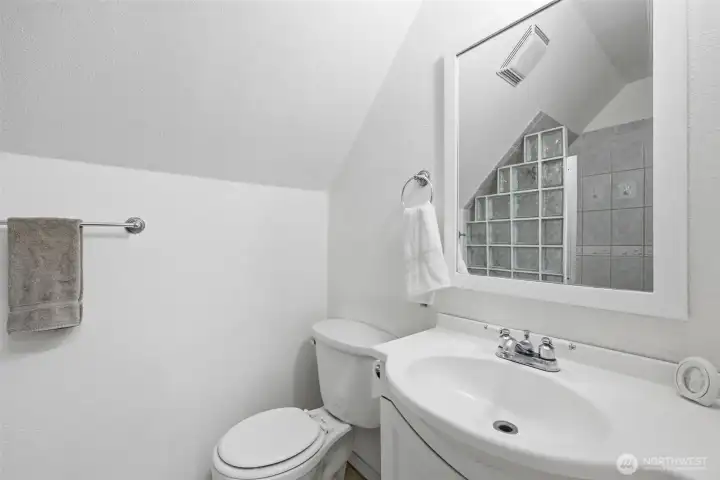 Upper floor 3/4 bath