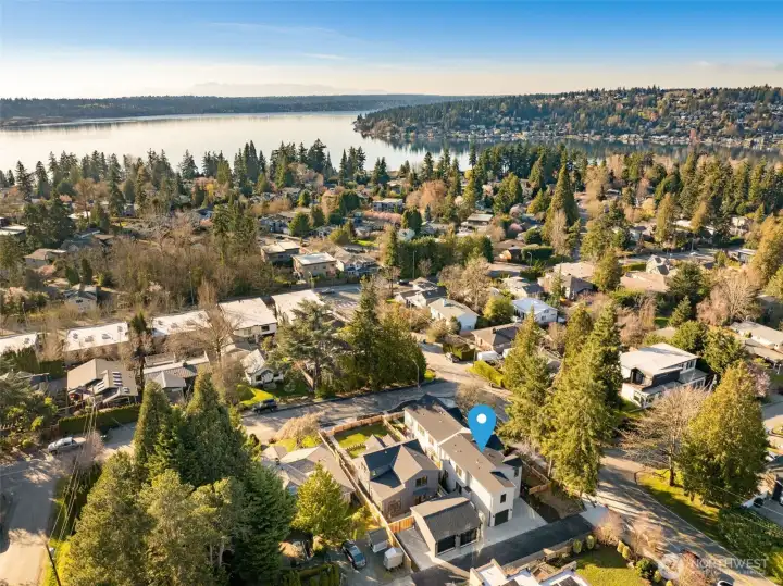 Located minutes from DT Kirkland, parks, dining, waterfront access, major commuter routes, this home modern living with an established neighborhood feel.