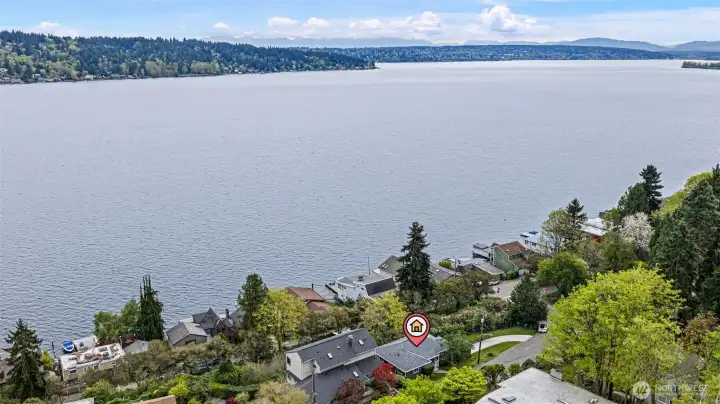 Enjoy the daily changes on the lake with sunrises, seaplanes, Xmas boats, watch crew practice and enjoy the eagles and ospreys nesting in the trees!