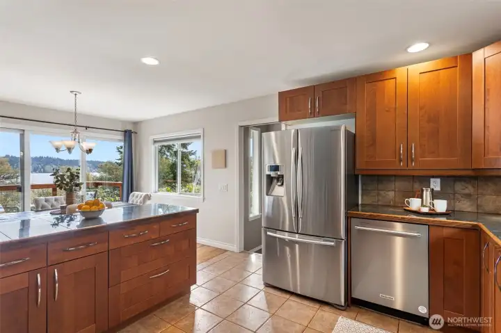 Stainless appliances include Kitchen Aid dishwasher, Samsung 5 gas-burner range, Samsung microwave, and Samsung side-by-side fridge with bottom freezer and water-ice dispenser.