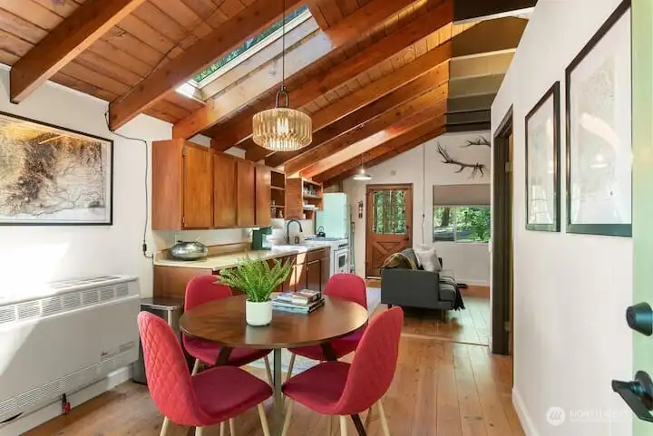 Love the vaulted ceilings !