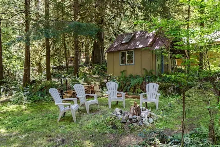 Wonderful entertaining yard With This small outbuilding can also be extra room for guests !