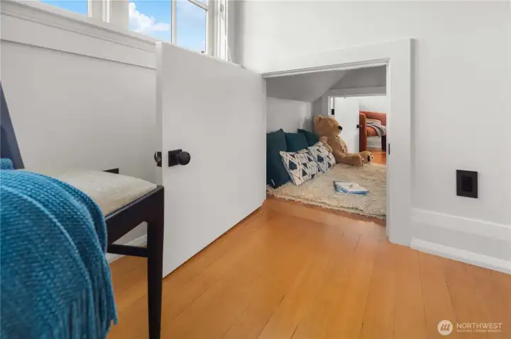 Ingeniously placed play cubby between rooms.