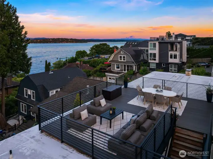 Luxury Rooftop Deck - Trex Decking - Southeast Facing Views Luxury Rooftop Deck - Trex Decking - Southeast Facing Views