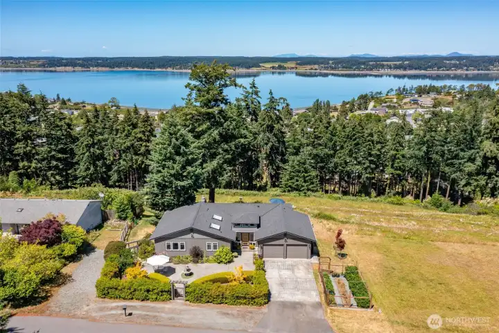 Enjoy island living with proximity to walking trails, historic Coupeville, beaches and boat launch.