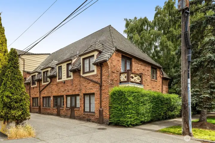 A block from 15th Ave East, Twin Gables is a sanctuary in Capitol Hill’s most livable neighborhood with shops, eateries, bars, light rail, and Volunteer park just blocks away.