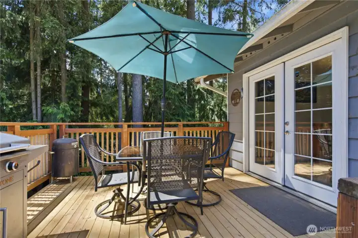 Fresh new wood on this deck! I can imagine the dinners here! Fresh new wood on this deck! I can imagine the dinners here!