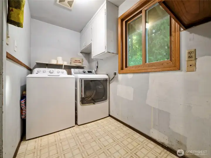 Laundry room with washer/dryer that stay