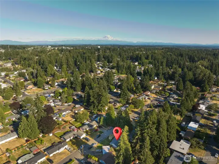 Conveniently located near downtown Federal Way, The Commons, transit center, and a variety of shops and restaurants
