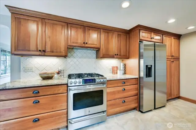 Dual-Fuel range (gas burners, electric oven)