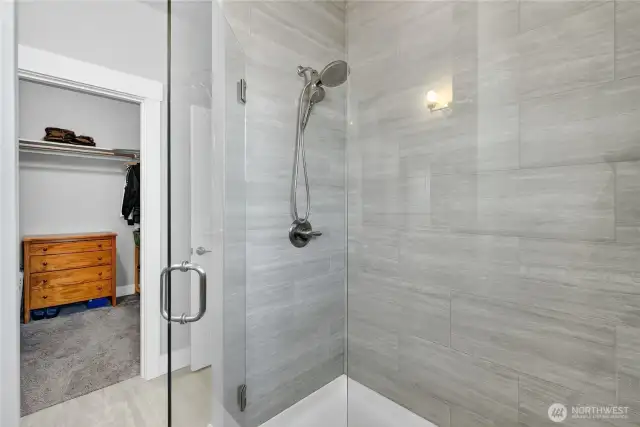 Main floor primary bedroom with en-suite bath and walk-in closet.