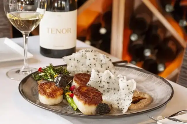Nearby restaurants featuring multiple dining options with a wide variety of foods, including fast, casual and fine dining.