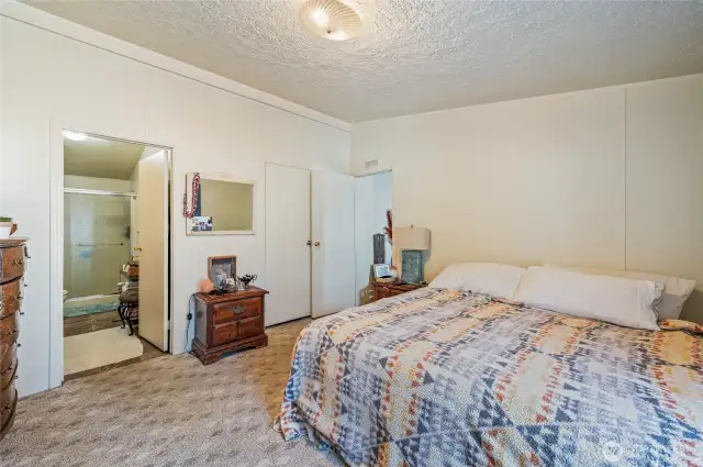 Manufactured home primary bedroom