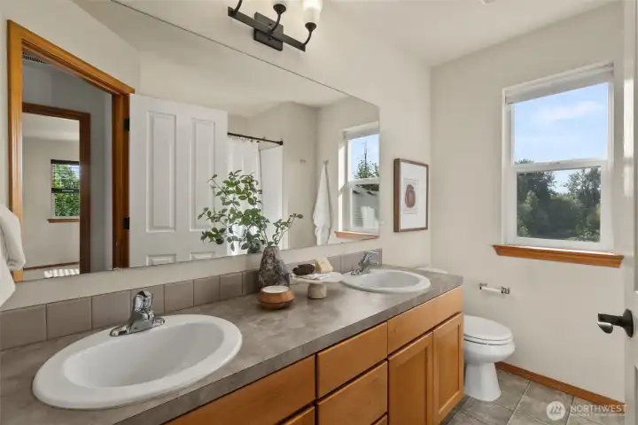 2nd  floor full bathroom with tub/shower