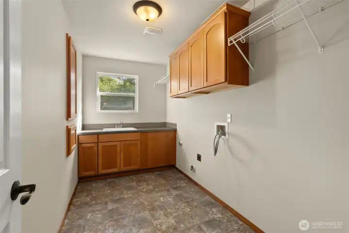 Huge convenient 2nd fllor laundry room
