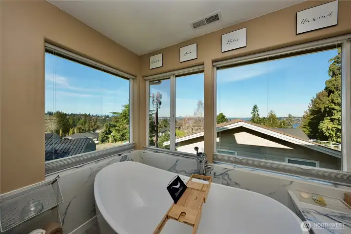 Soak in your tub and enjoy the lake view!
