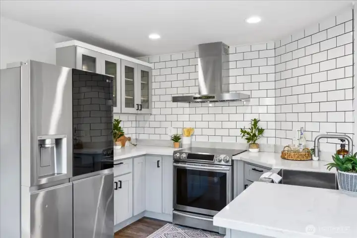 High end stainless appliances stay!