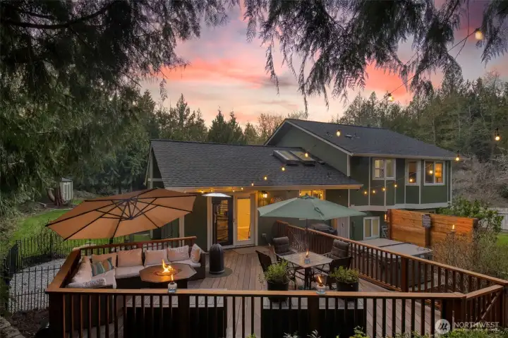 Seamless indoor-outdoor flow invites you from the dining room to the Brazilian Tigerwood deck, ideal for gatherings, quiet mornings, and evening unwinding.