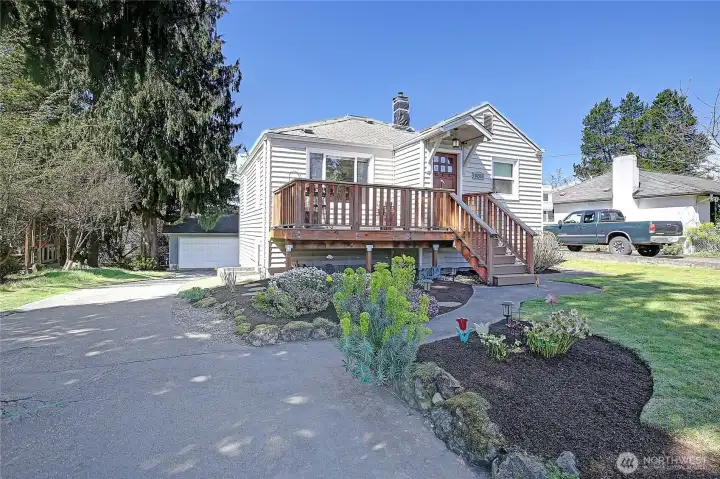 Beautiful curb appeal as you arrive home from a long days work.