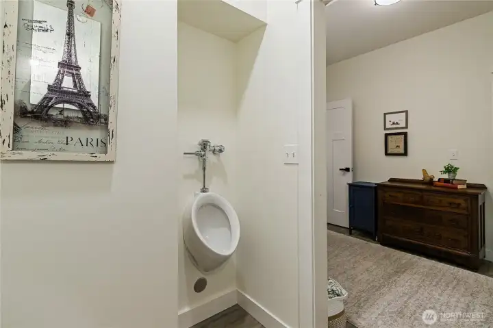 Yep, and here's the urinal!