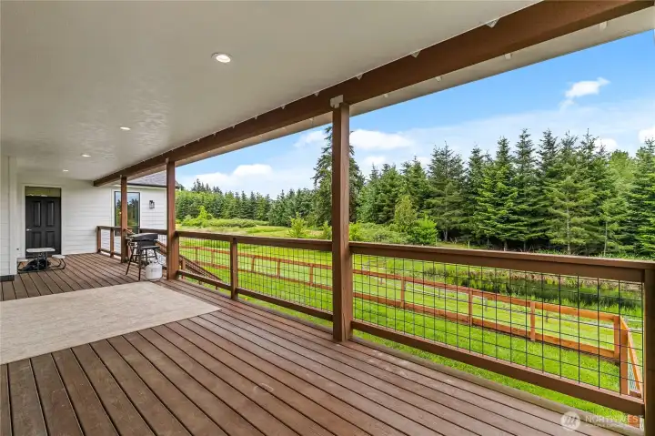 Enjoy easy maintenance with Trex decking and year-round entertainment on this large 10x50 covered back deck overlooking the fully fenced backyard and pond just beyond. Recessed lighting makes it easy for those gatherings in the evening. Even comes with a hot and cold faucet!