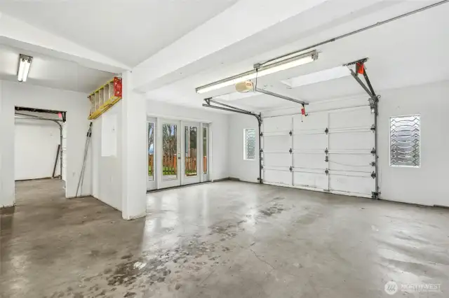 3+ car garage & workspace