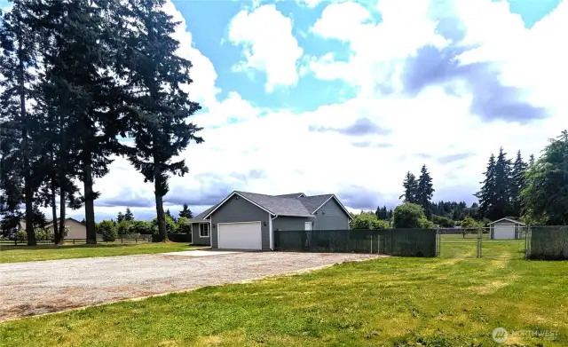 Excellent 3 bedroom home in Rochester on spacious acreage.