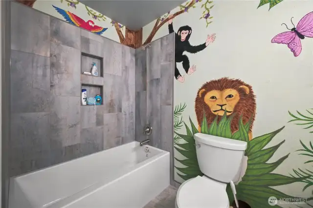 Full hall bath upstairs w/new tub, tile surround 7 toilet