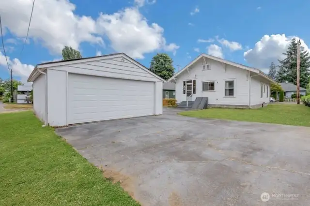 Detached garage