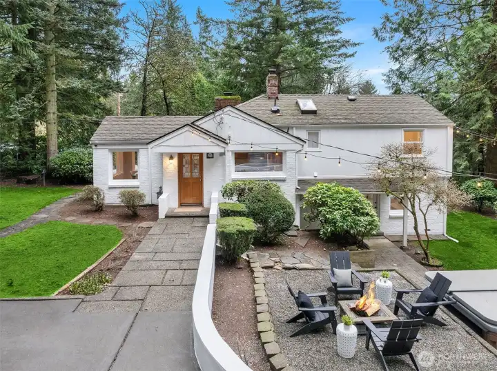 Sunny, spacious cottage in the woods.